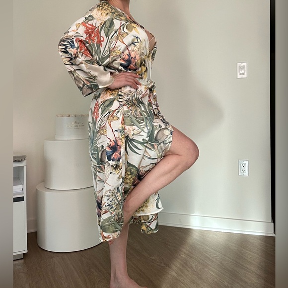 Perfect as a pool pareo, beach cover-up, or luxurious lounge robe. - Picture 1 of 10